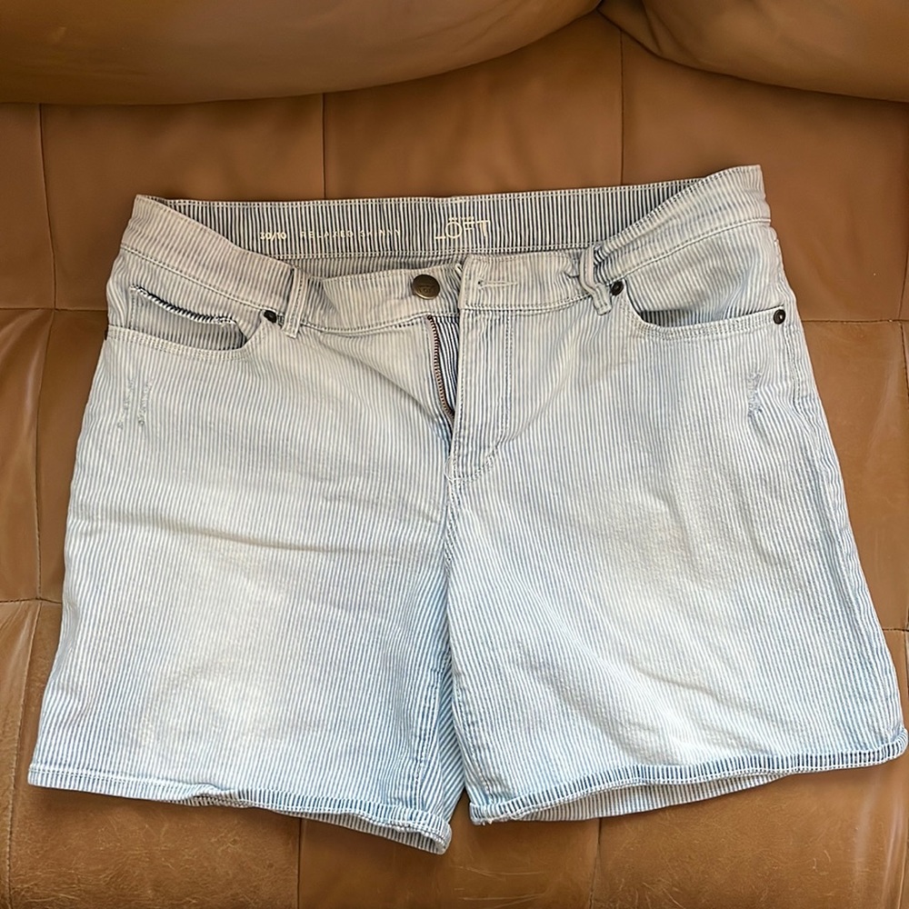 Cute pin striped jean shorts with stretch, tag says 99% cotton and 1% spandex